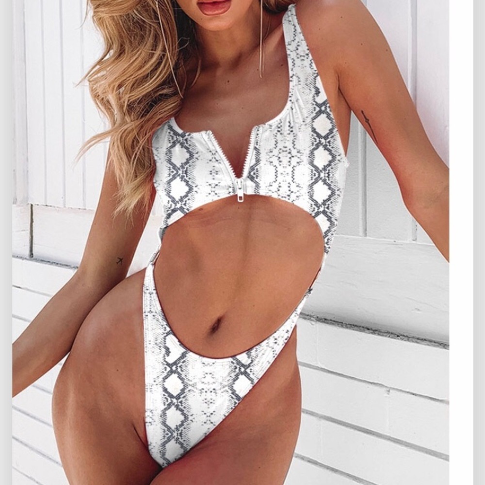 SOLD ‼️ one piece swimsuit bikini
